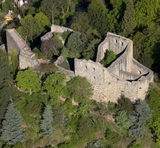 Luftansicht der Burg Badenweiler mit Palas und links der Schildmauer