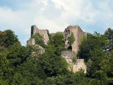 Burg Badenweiler von unten