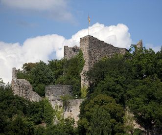 Teile der mächtigen Schildmauer der Burg Badenweiler