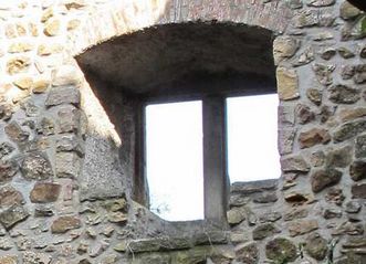 Ein Fenster mit steinerner Holzbank im ersten Obergeschoss der Burg Badenweiler