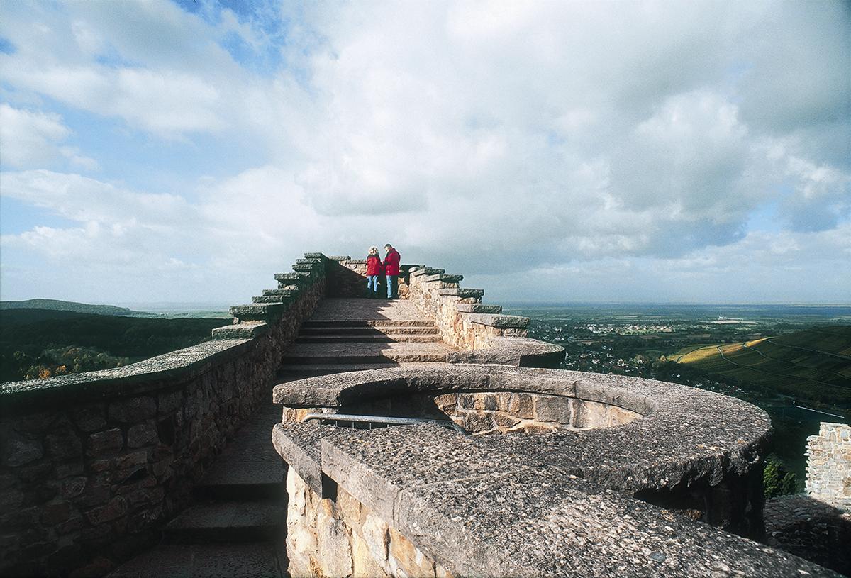 Schildmauer der Burg Badenweiler mit einem kleinen Treppenturm