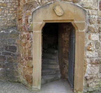 Turmeingang der Burg Badenweiler mit Jahreszahl 1861 und dem badischen Wappen