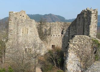 Mauern der Burg Badenweiler mit Rundbogenfenstern in der Mitte