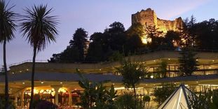 Kurhaus mit Burg Badenweiler im Hintergrund