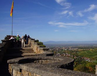 Begehbare Schildmauer der Burg Badenweiler mit kleinem Treppenturm rechts